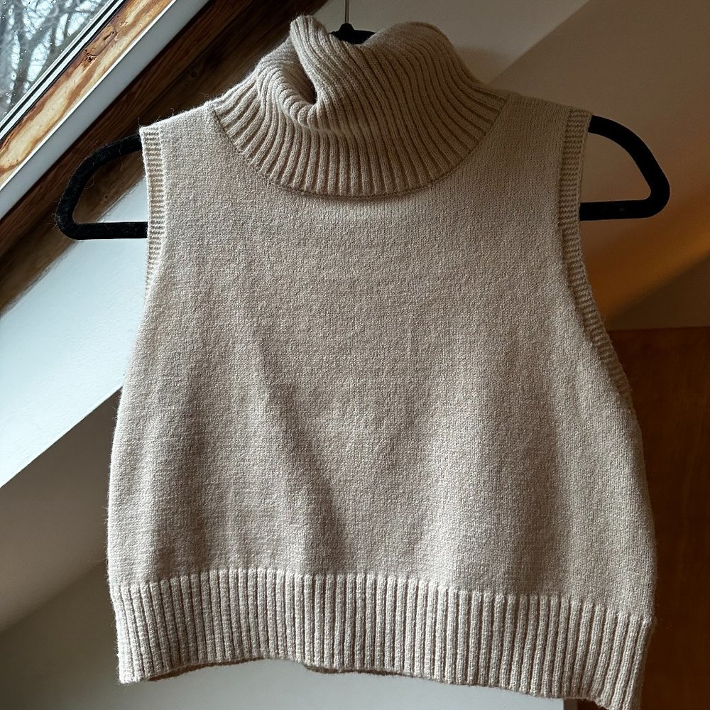 Cropped beige short sleeve turtleneck sweater
